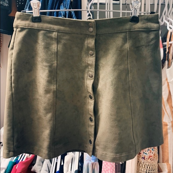 Rag doll and Rockets green button up suede skirt - Picture 3 of 3